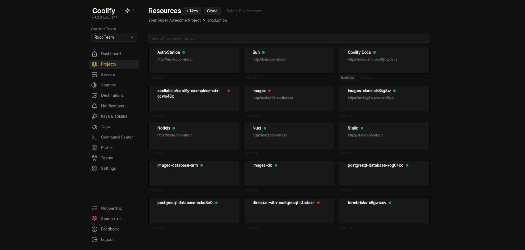 Interface Coolify listant plusieurs applications et bases de données hébergées sur un seul VPS, dont n8n